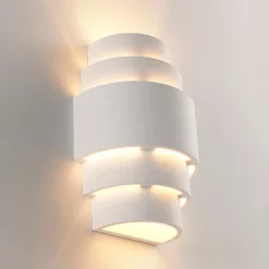 Aplique de pared Lindby Marit, altura 30 cm, blanco, escayola, E14