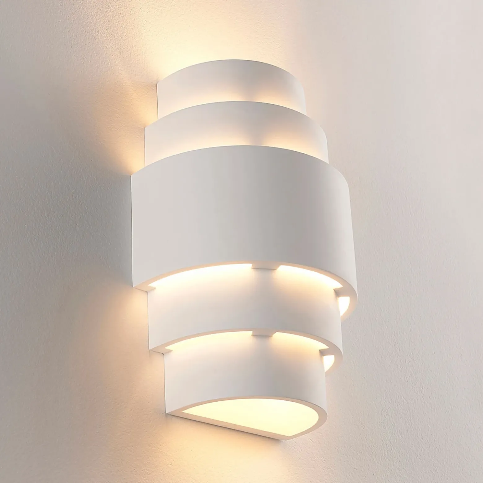Aplique de pared Lindby Marit, altura 30 cm, blanco, escayola, E14