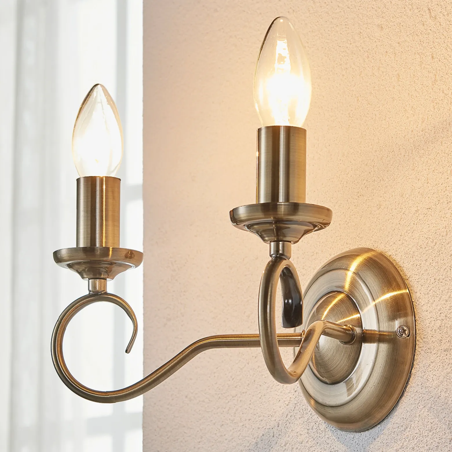 Aplique de pared Lindby Marnia, latón envejecido, 2 luces, 27 cm, E14