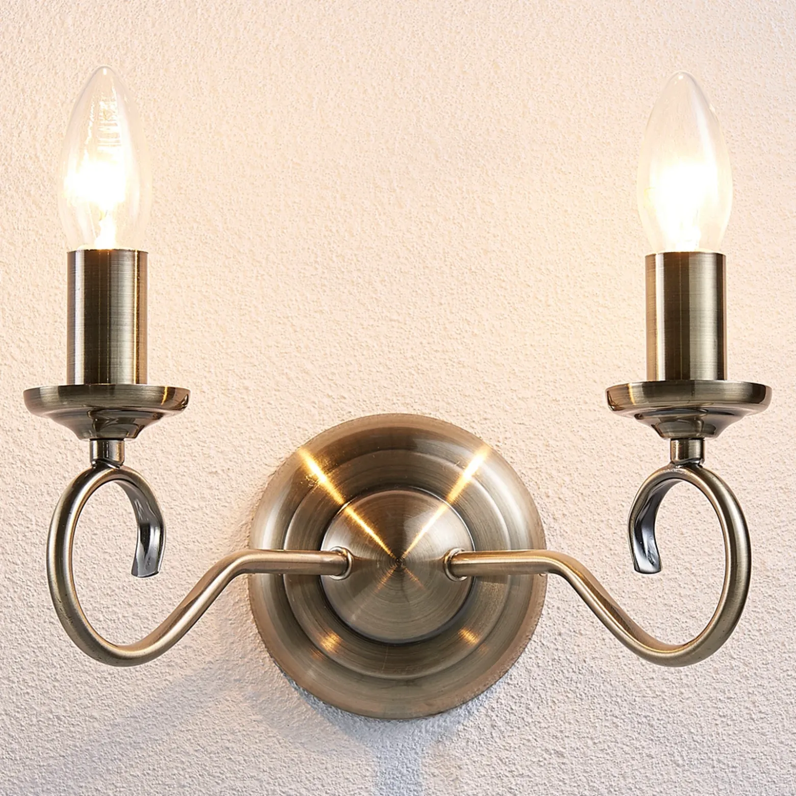 Aplique de pared Lindby Marnia, latón envejecido, 2 luces, 27 cm, E14