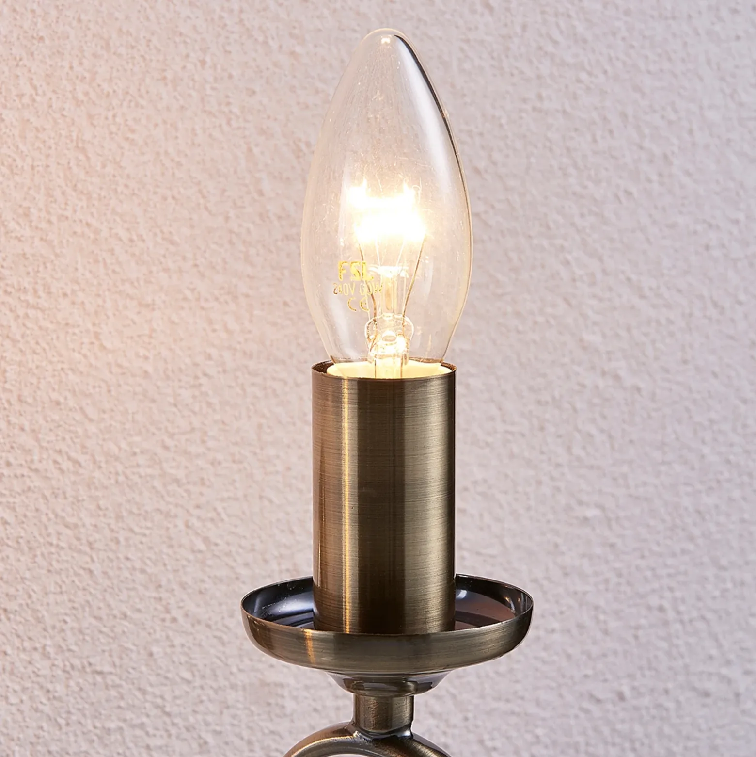 Aplique de pared Lindby Marnia, latón envejecido, 2 luces, 27 cm, E14
