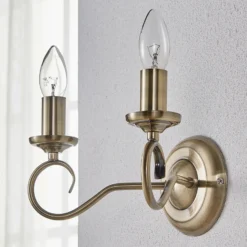Aplique de pared Lindby Marnia, latón envejecido, 2 luces, 27 cm, E14