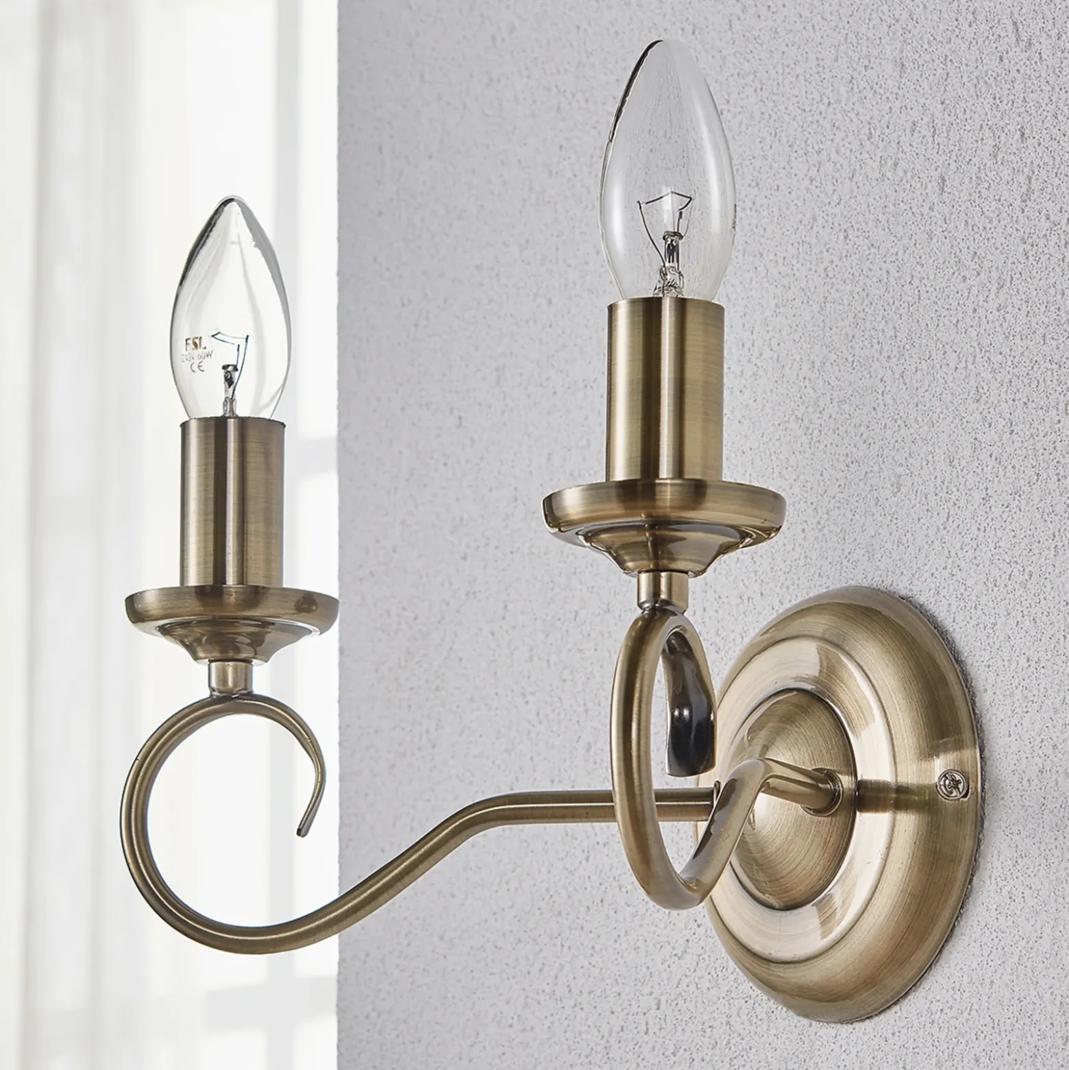 Aplique de pared Lindby Marnia, latón envejecido, 2 luces, 27 cm, E14
