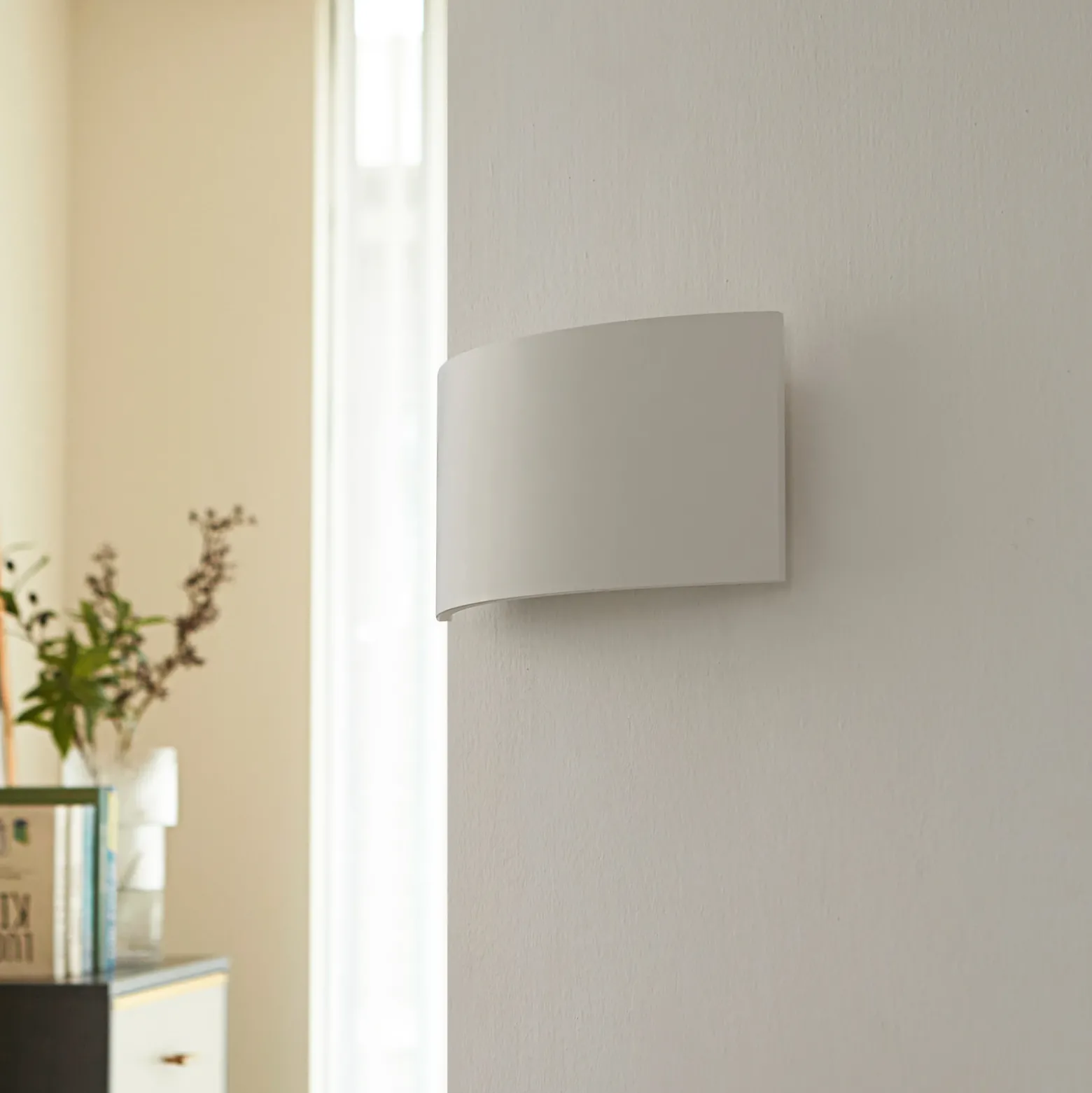 Aplique de pared Lindby Naike, blanco, escayola, altura 15 cm