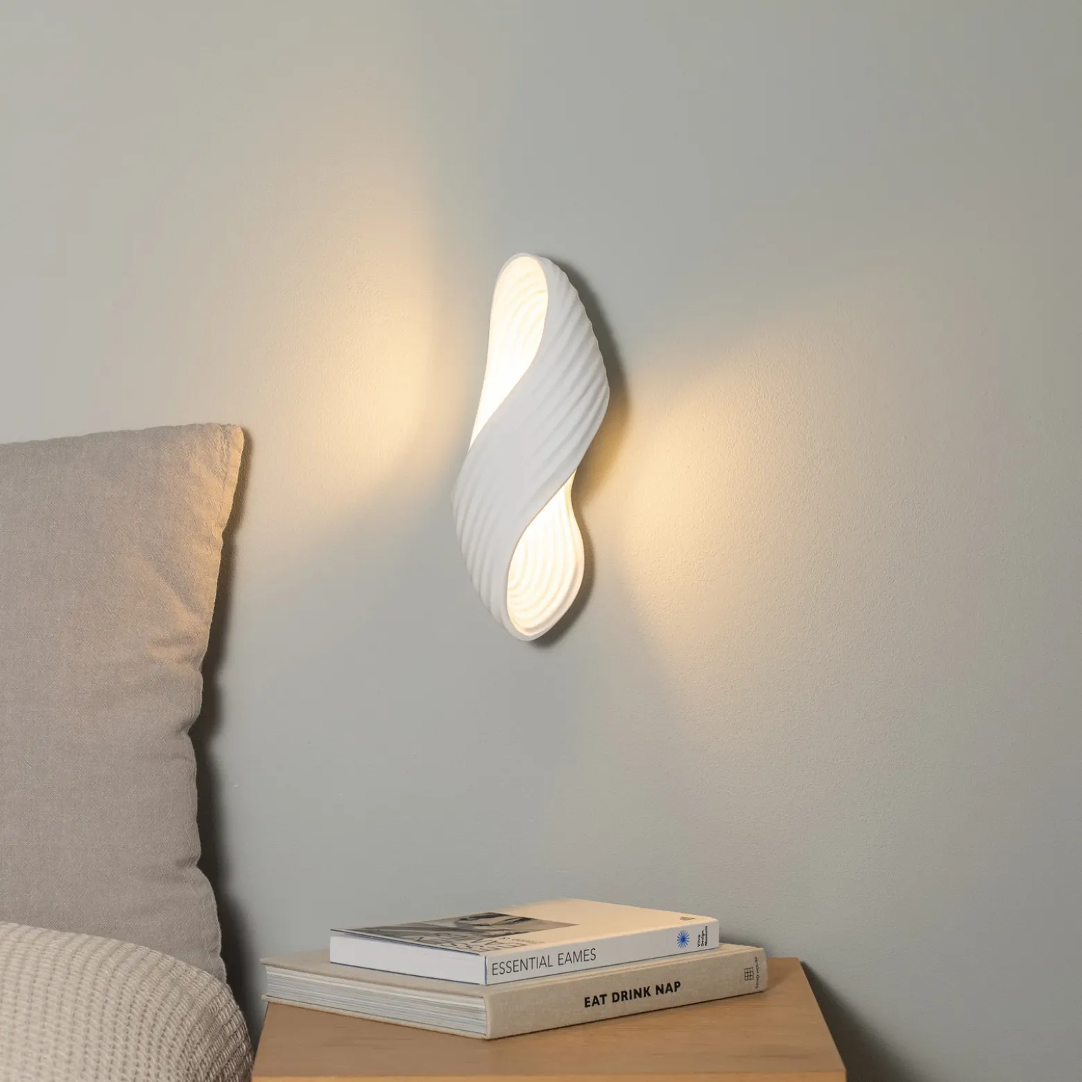 Aplique de pared Lindby Ornela, blanco, escayola, altura 29,5 cm