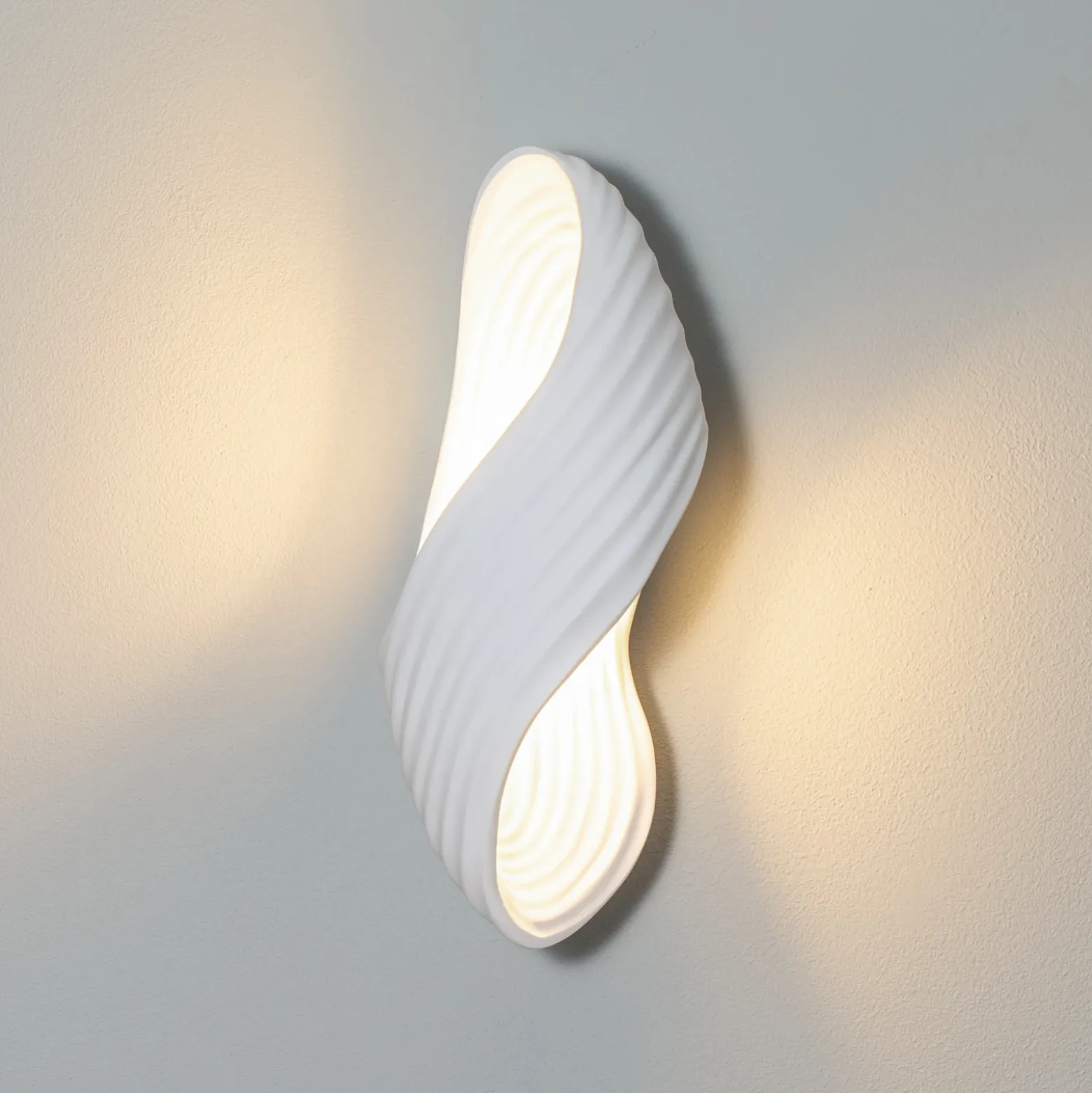 Aplique de pared Lindby Ornela, blanco, escayola, altura 29,5 cm