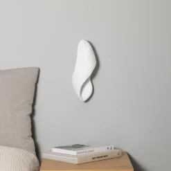 Aplique de pared Lindby Ornela, blanco, escayola, altura 29,5 cm