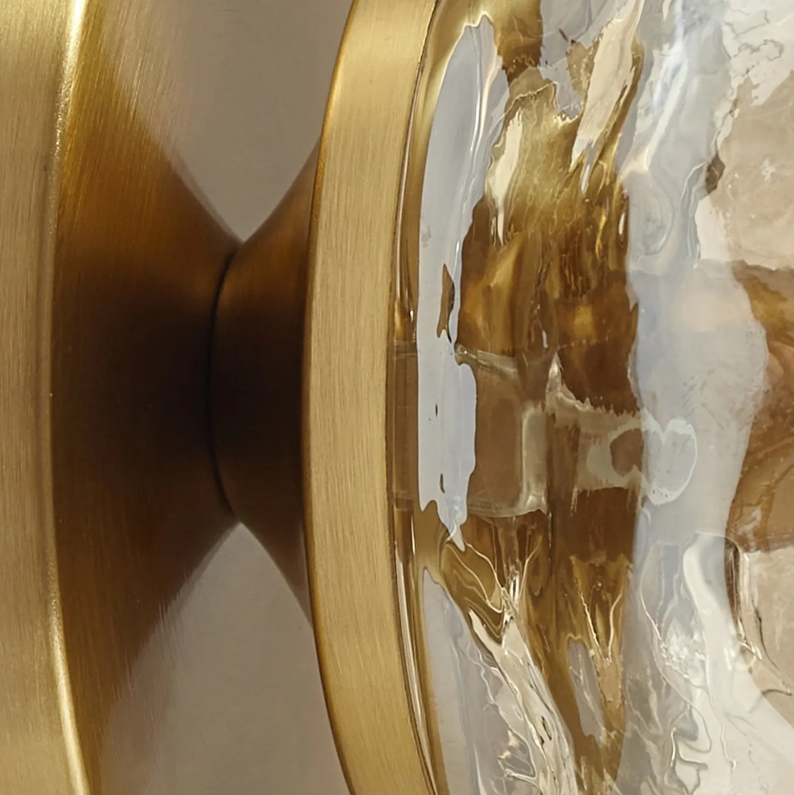 Aplique de pared Lindby Piatra, ámbar/latón, cristal, Ø 16 cm, G9