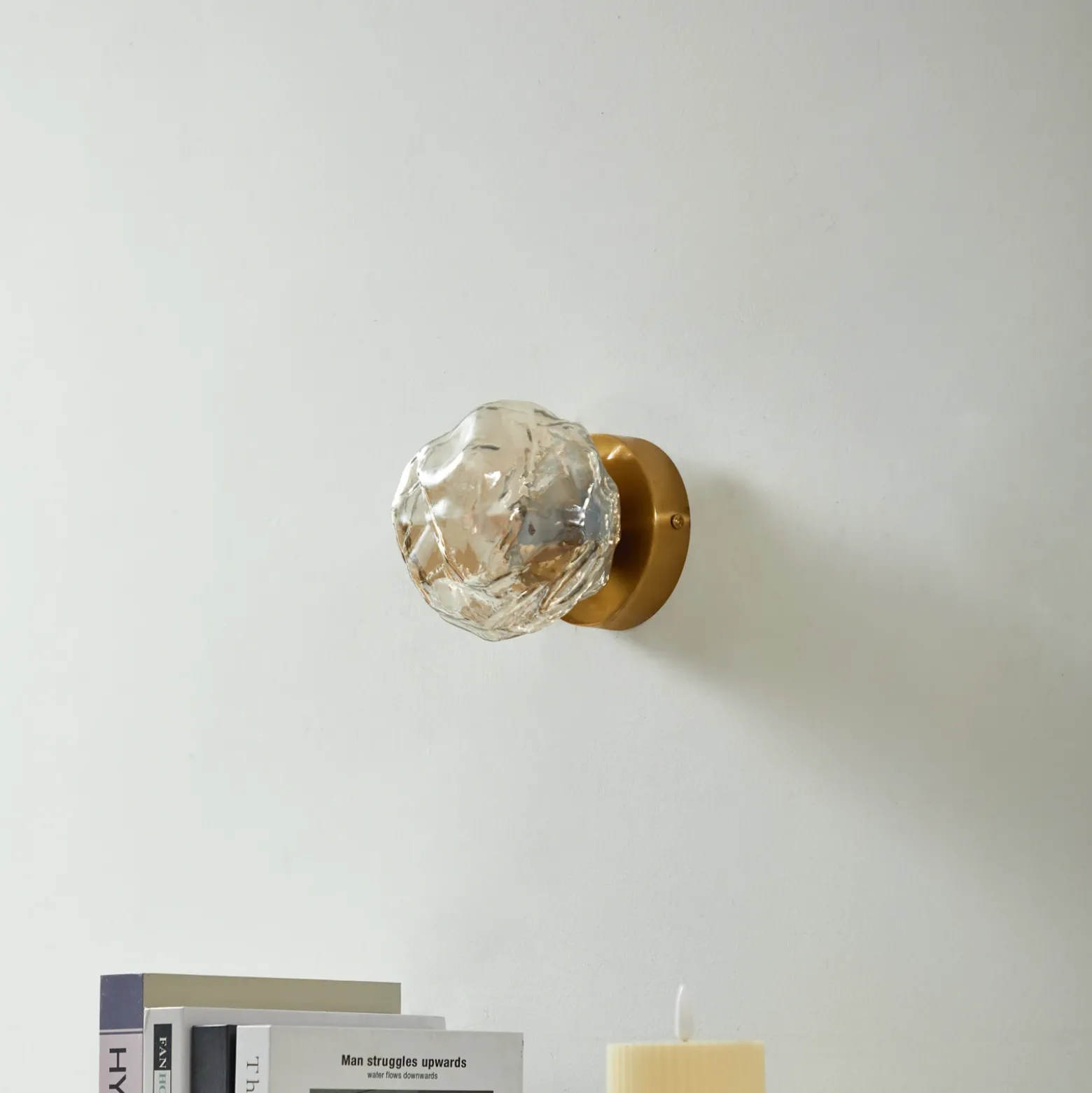 Aplique de pared Lindby Piatra, ámbar/latón, cristal, Ø 16 cm, G9