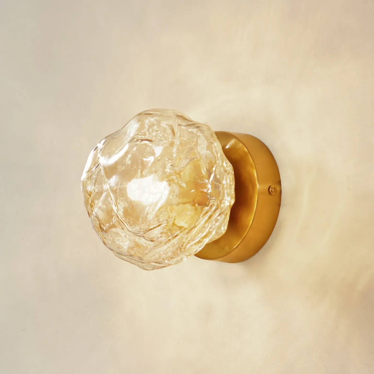 Aplique de pared Lindby Piatra, ámbar/latón, cristal, Ø 16 cm, G9