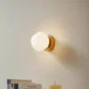 Aplique de pared Lindby Piatra, opal/latón, cristal, Ø 16 cm, G9