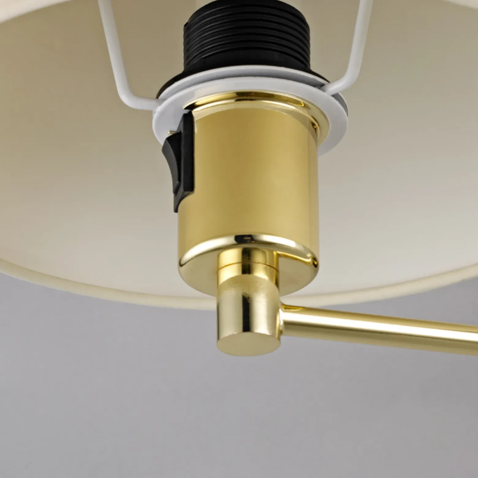 Aplique de pared Lindby Pola, 30 cm, latón, extensible, tela