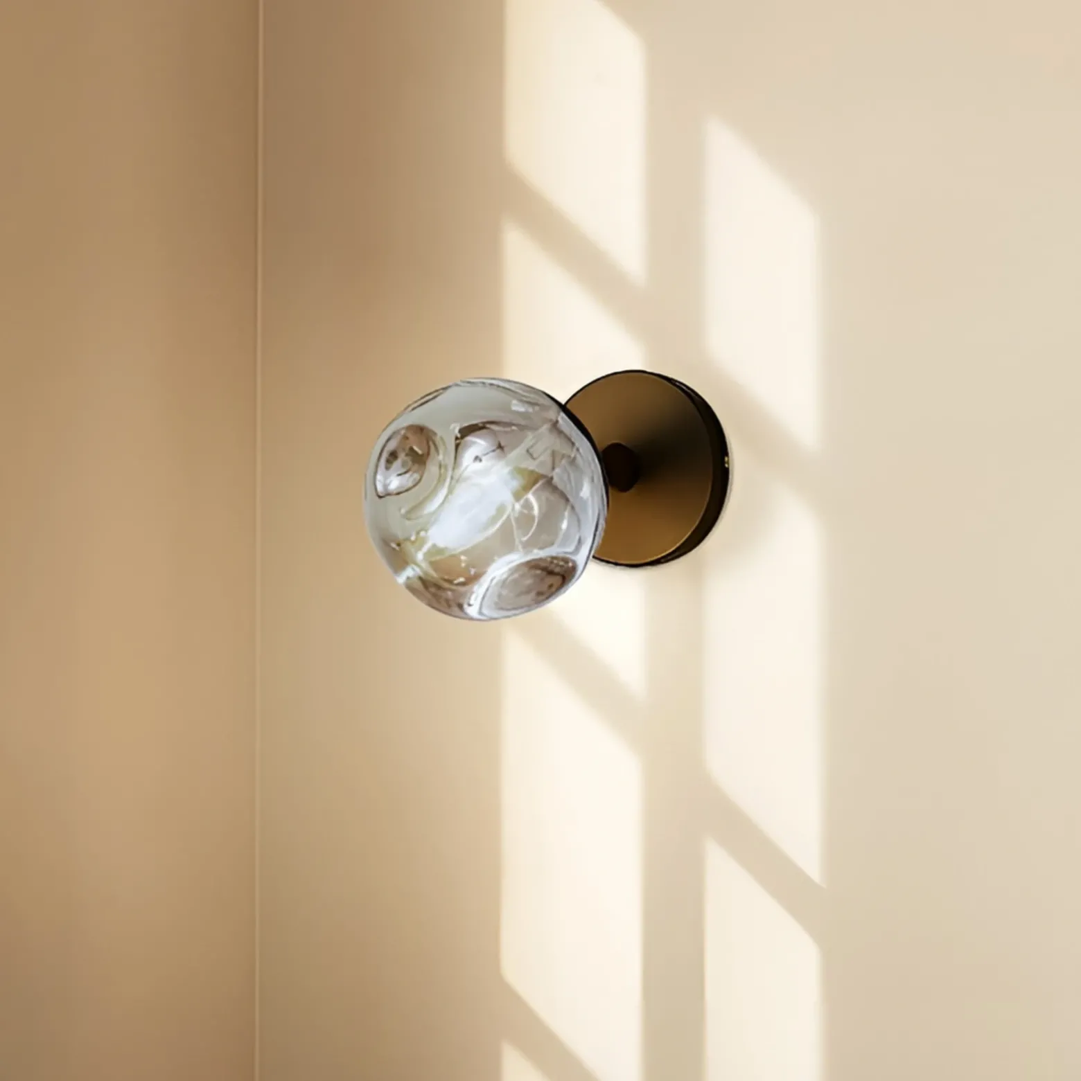 Aplique de pared Lindby Valentina, gris/negro, cristal, Ø 10 cm