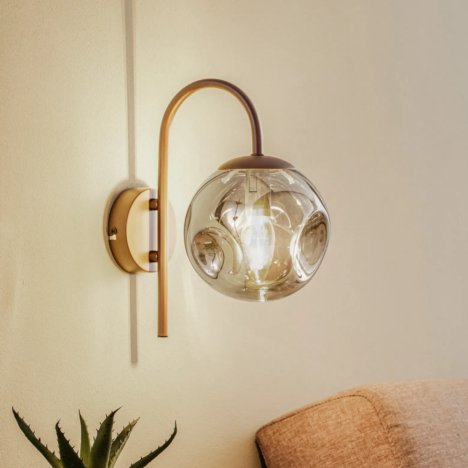 Aplique de pared Lindby Valentina, E14, gris humo, cristal, 28,6 cm
