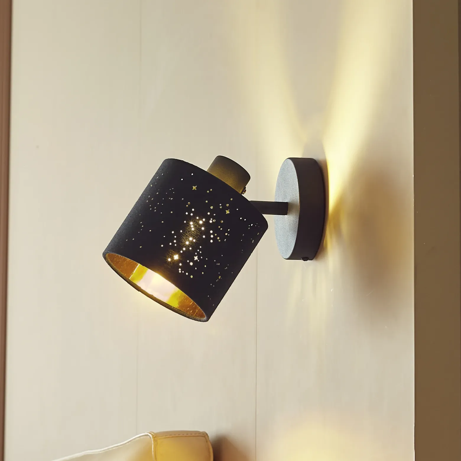 Aplique de pared Lindby Vasilia, Ø 12 cm, negro/oro, tela