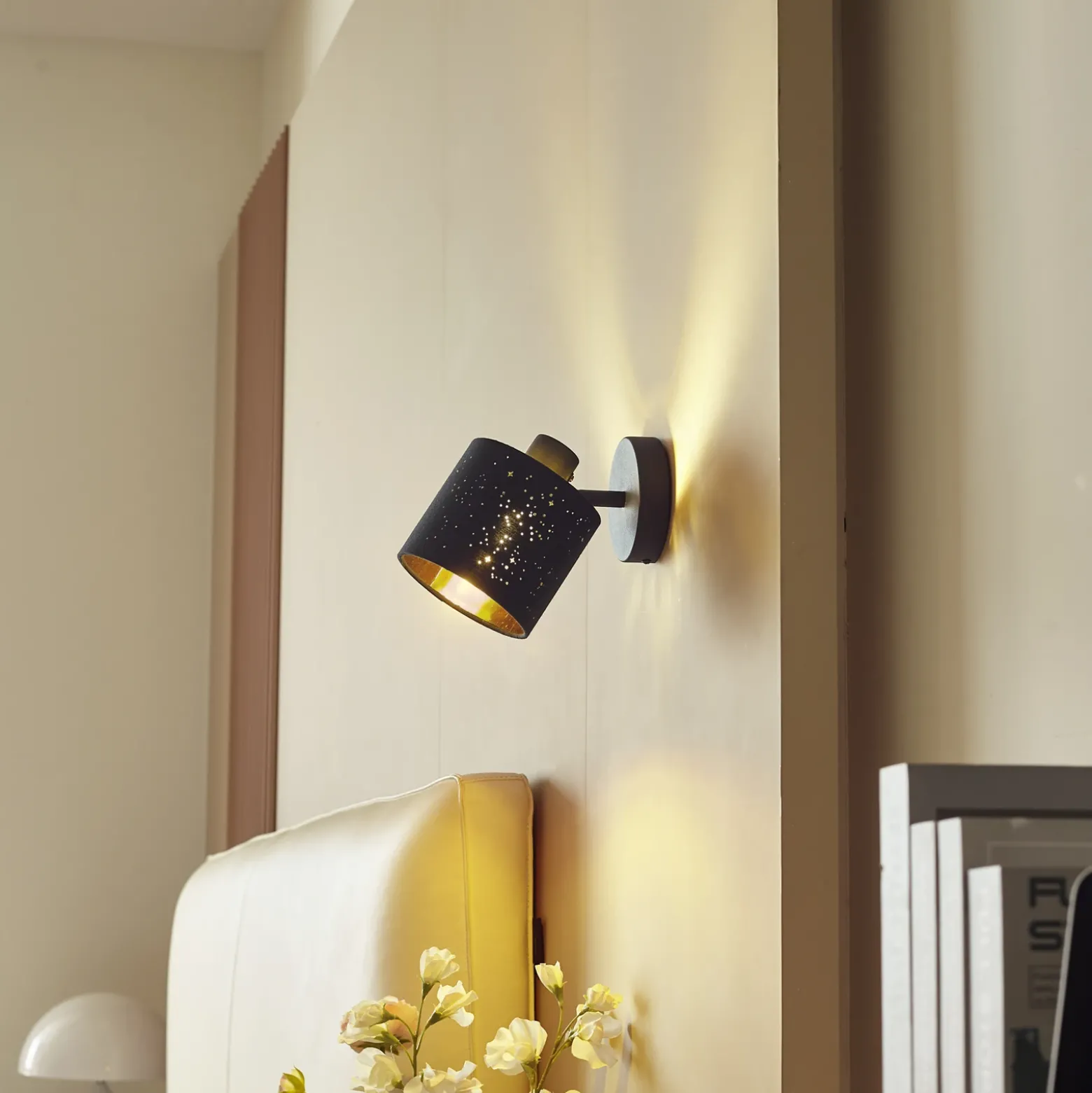 Aplique de pared Lindby Vasilia, Ø 12 cm, negro/oro, tela