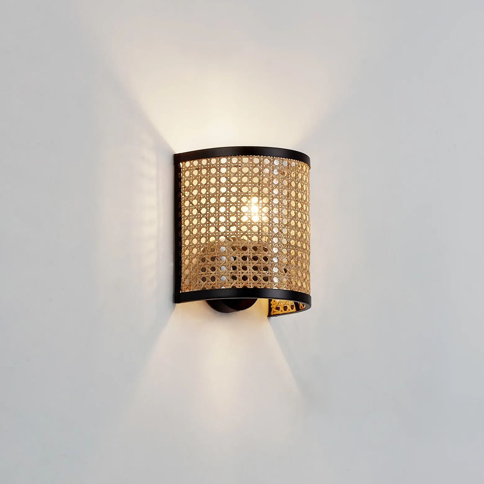 Aplique de pared Lindby Yaelle, 20 cm de altura, ratán, negro, E27