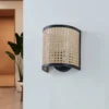 Aplique de pared Lindby Yaelle, 20 cm de altura, ratán, negro, E27