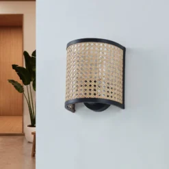 Aplique de pared Lindby Yaelle, 20 cm de altura, ratán, negro, E27