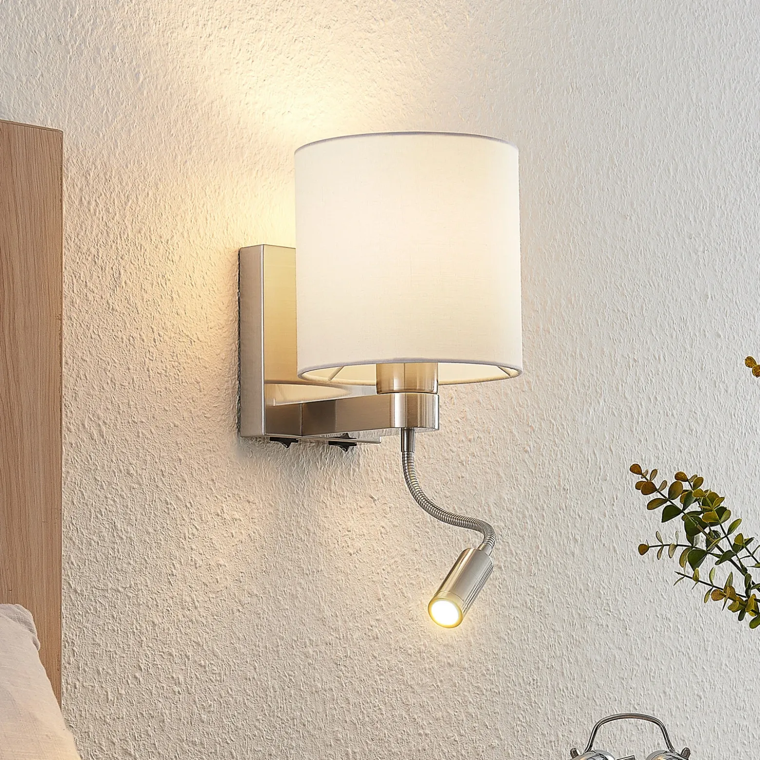 Aplique de pared Lucande Brinja, 45 cm, orientable, brazo de lectura, E27