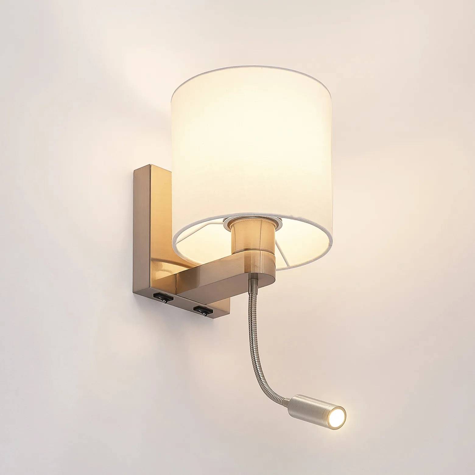 Aplique de pared Lucande Brinja, 45 cm, orientable, brazo de lectura, E27