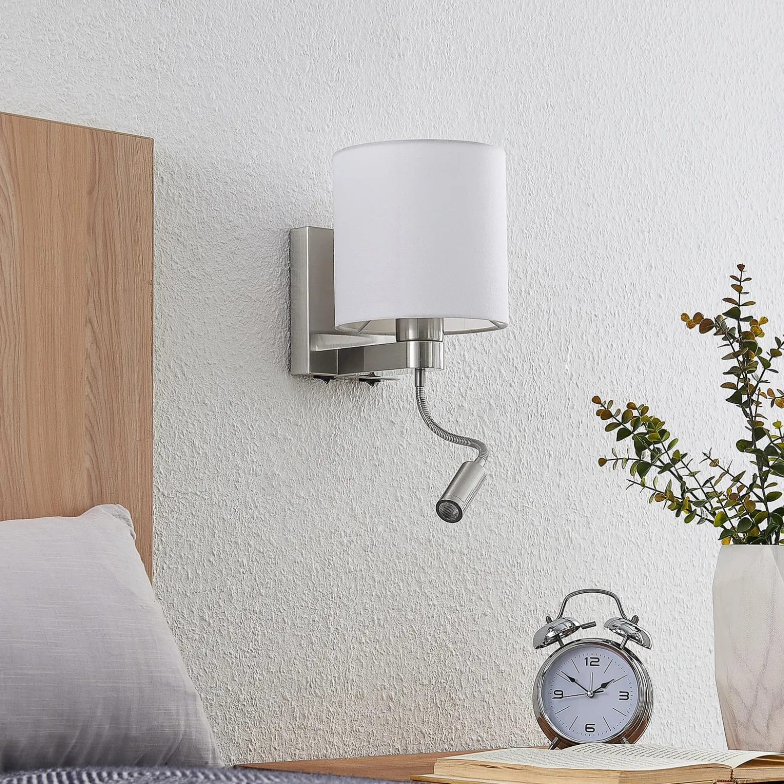 Aplique de pared Lucande Brinja, 45 cm, orientable, brazo de lectura, E27