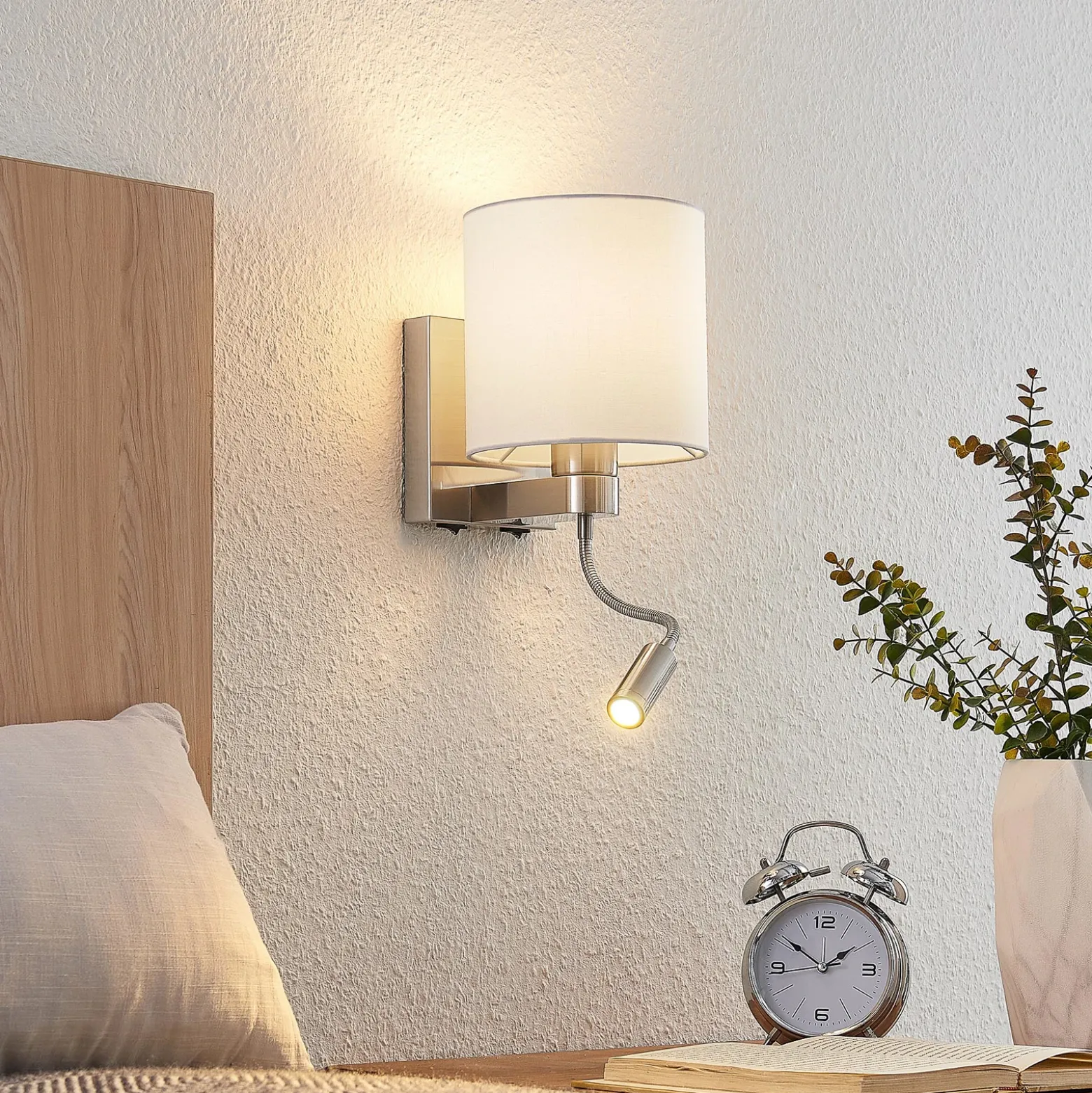 Aplique de pared Lucande Brinja, 45 cm, orientable, brazo de lectura, E27