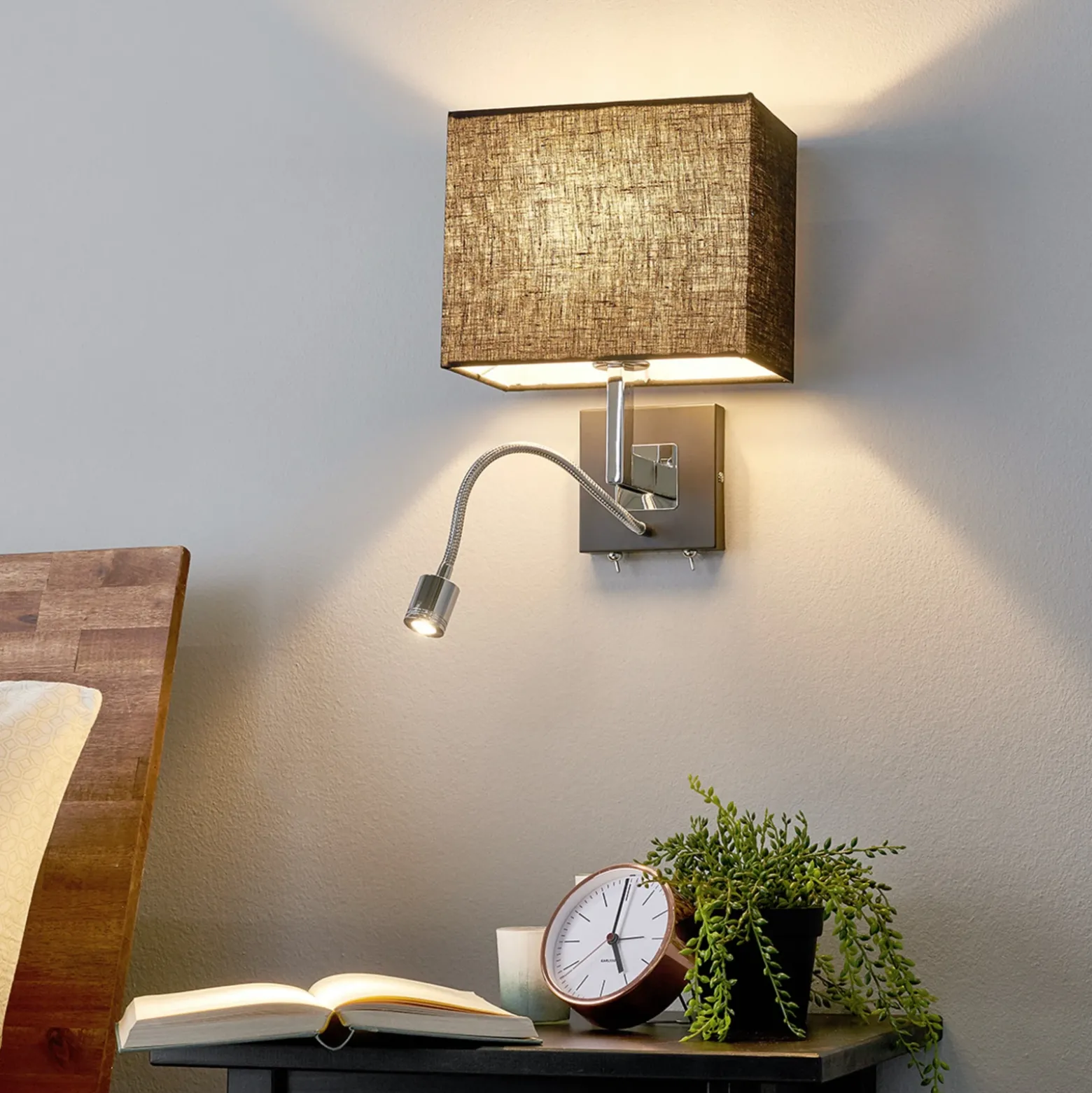 Aplique de pared Lucande Rebekka, 31 cm, negro, brazo de lectura LED