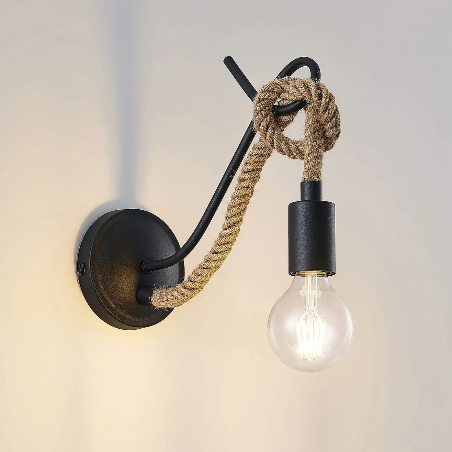 Aplique de pared Lucande Ropina, negro, cuerda de cáñamo, altura 25 cm