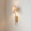 Aplique de pared Lumora, blanco/dorado, altura 72 cm, tejido/metal, E27