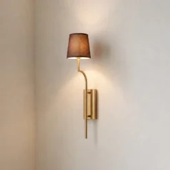 Aplique de pared Lumora, marrón/dorado, altura 72 cm, tejido/metal, E27