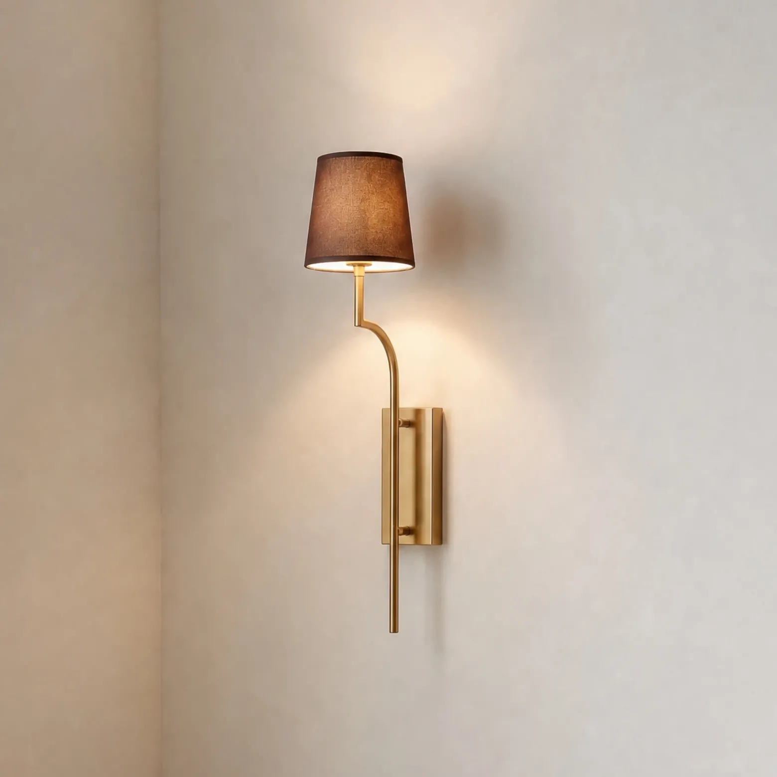 Aplique de pared Lumora, marrón/dorado, altura 72 cm, tejido/metal, E27
