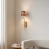 Aplique de pared Lumora, marrón/dorado, altura 72 cm, tejido/metal, E27