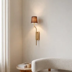 Aplique de pared Lumora, marrón/dorado, altura 72 cm, tejido/metal, E27