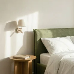 Aplique de pared Maja, arena, textil, brazo de lectura, altura 25 cm