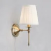 Aplique de pared Manor, blanco/color latón, altura 40 cm, tela/metal
