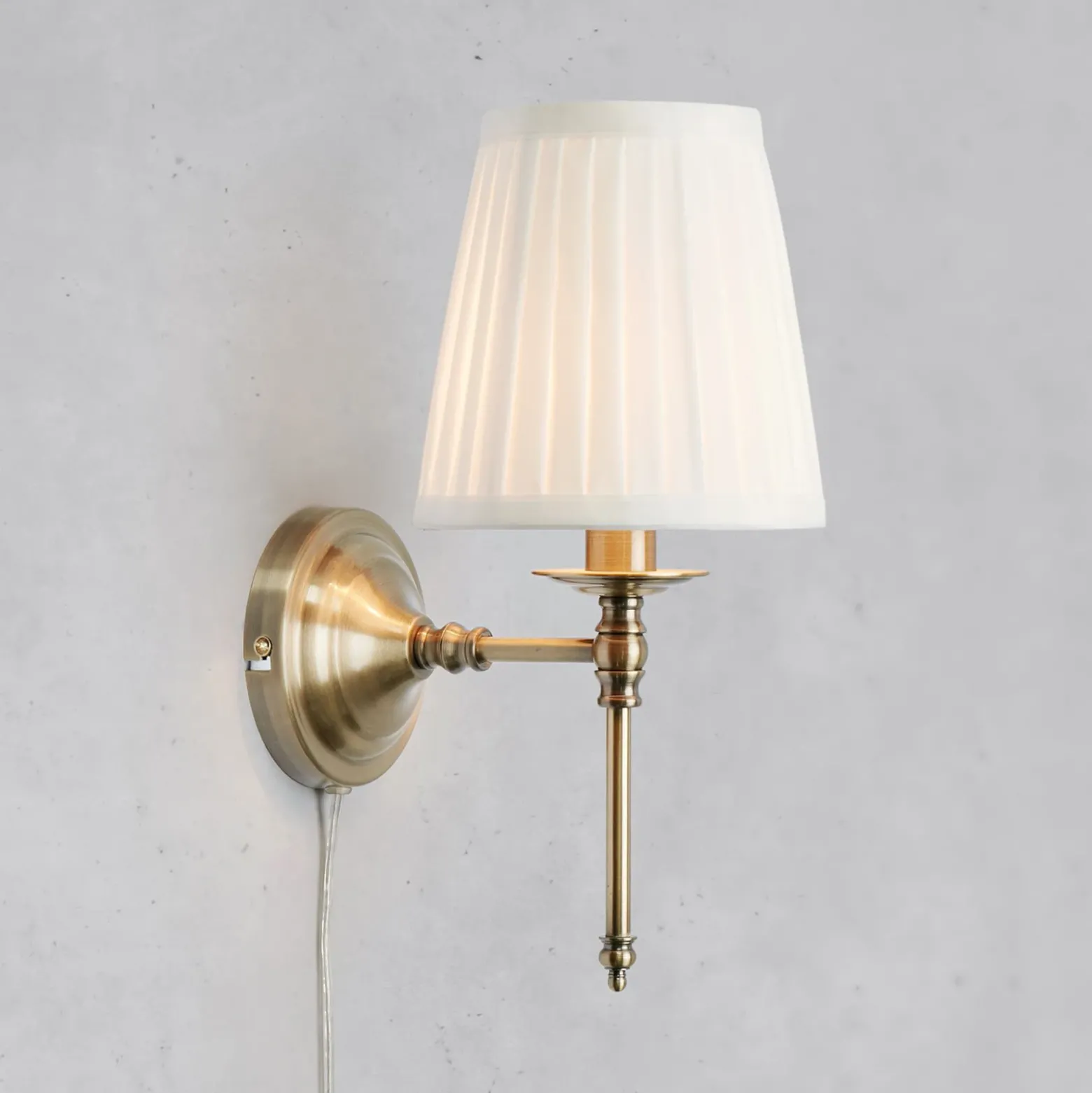 Aplique de pared Manor, blanco/color latón, altura 40 cm, tela/metal