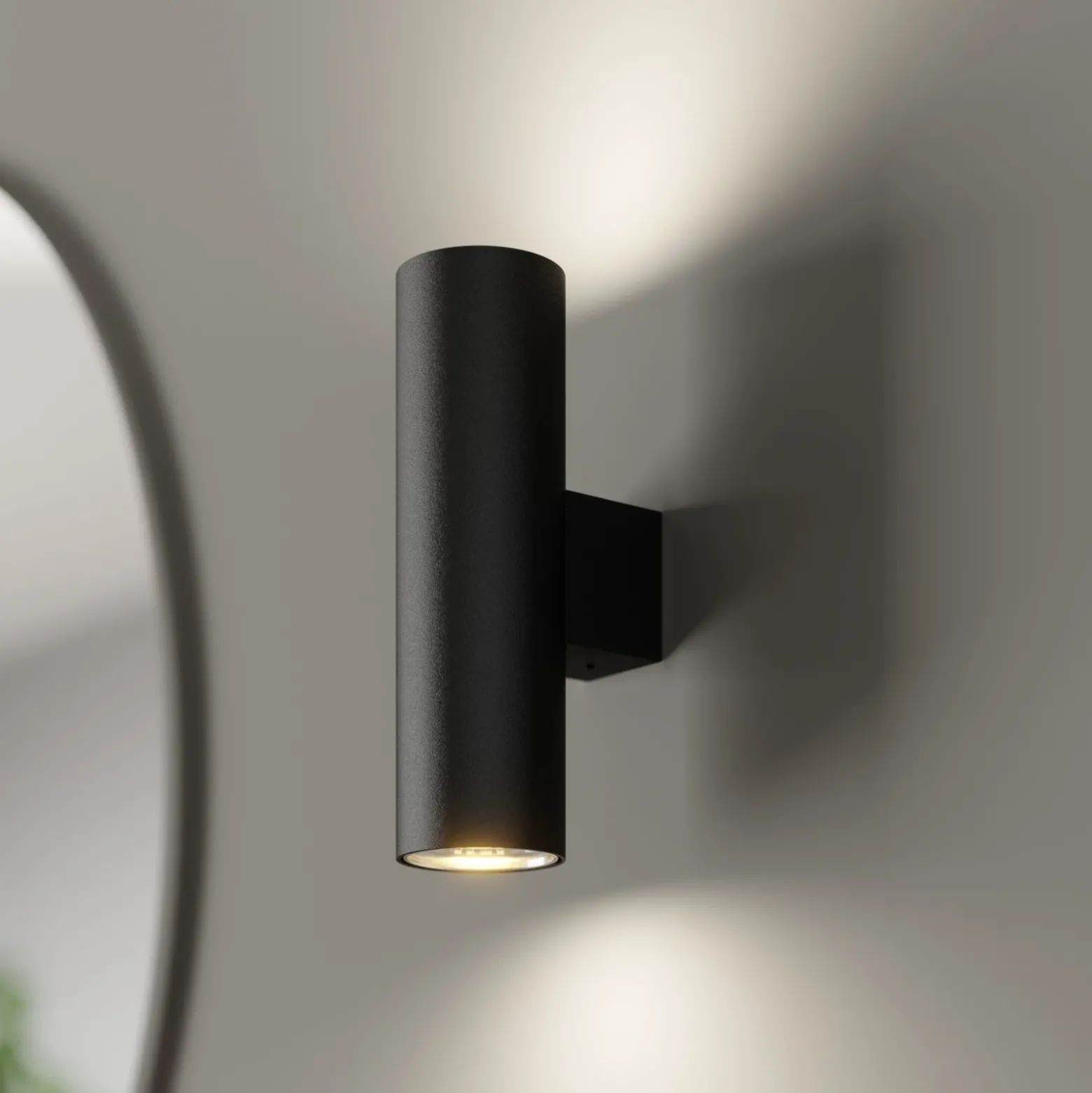 Aplique de pared Marion de Euluna, negro, altura 18 cm, acero, luz hacia