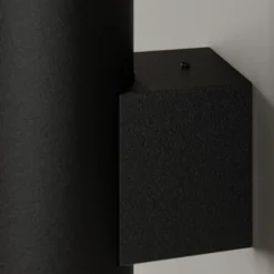 Aplique de pared Marion de Euluna, negro, altura 18 cm, acero, luz hacia