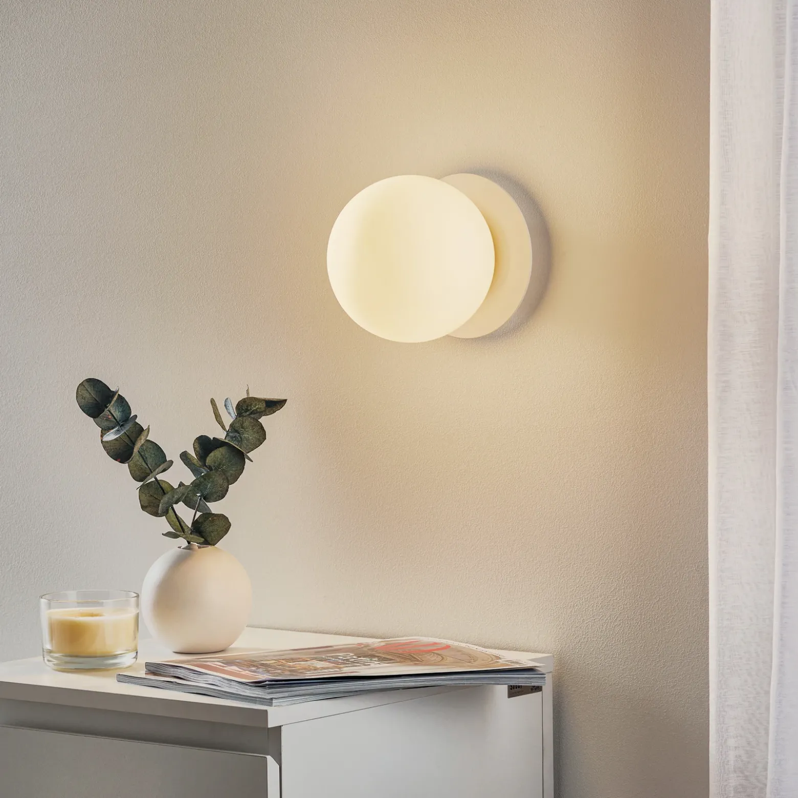 Aplique de pared Minerva K1, blanco, Ø 15 cm, vidrio/metal