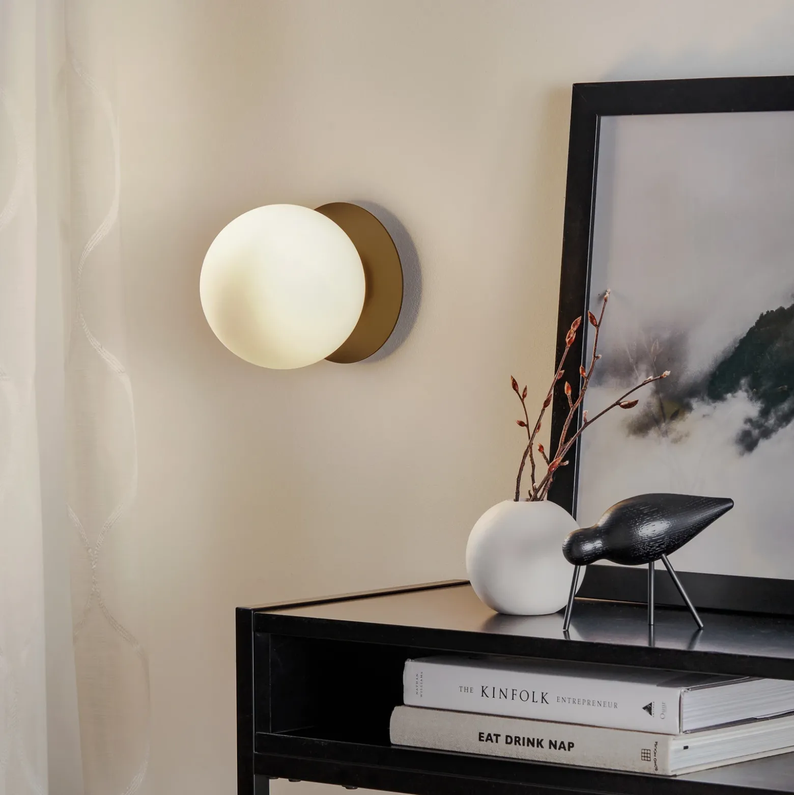 Aplique de pared Minerva K1 con borde metálico negro