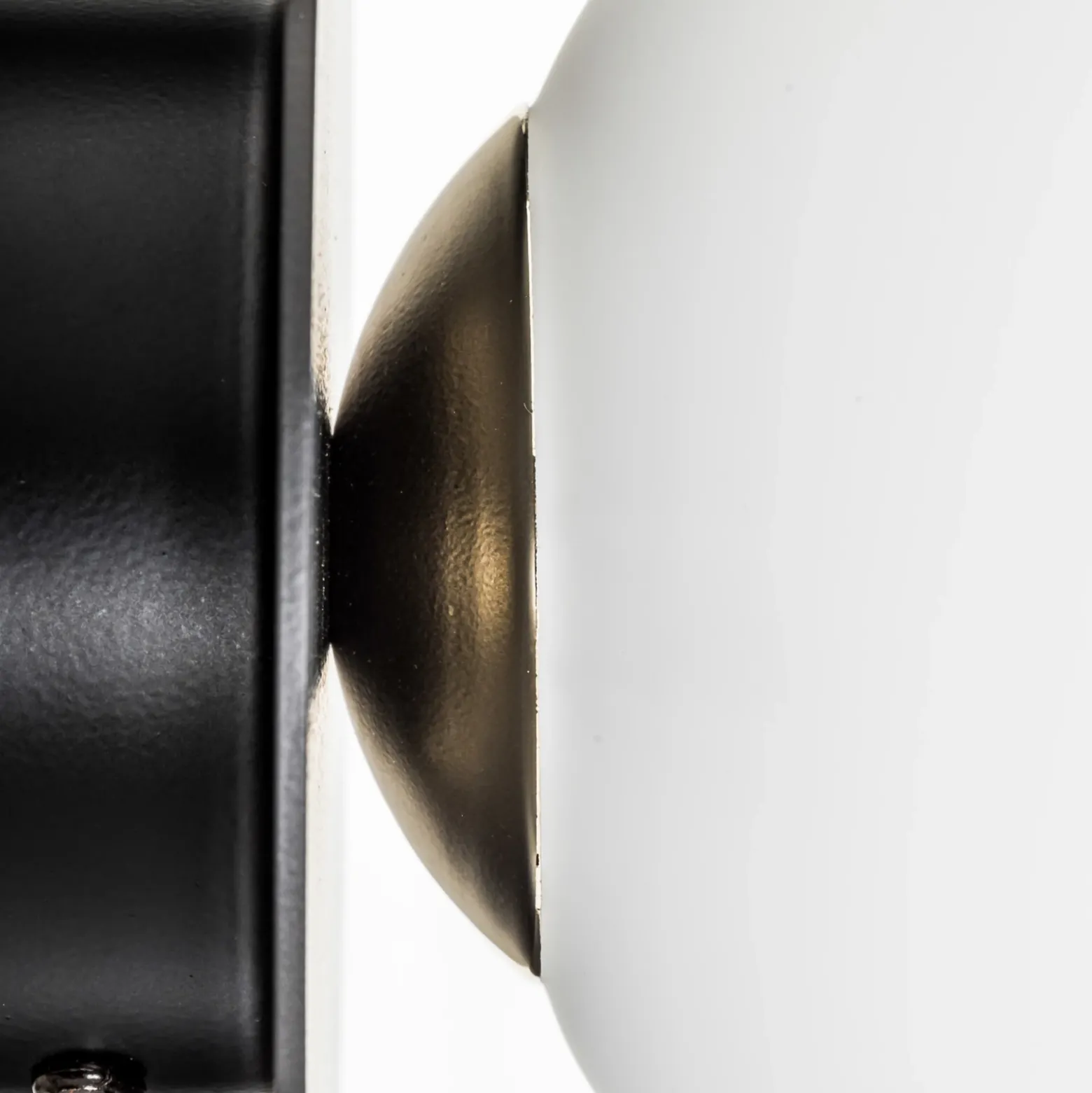 Aplique de pared Minerva K1 con borde metálico negro