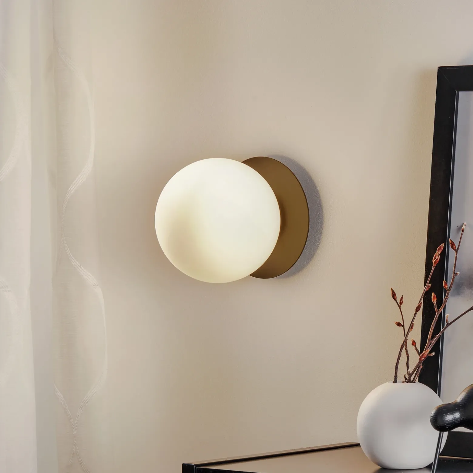 Aplique de pared Minerva K1 con borde metálico negro