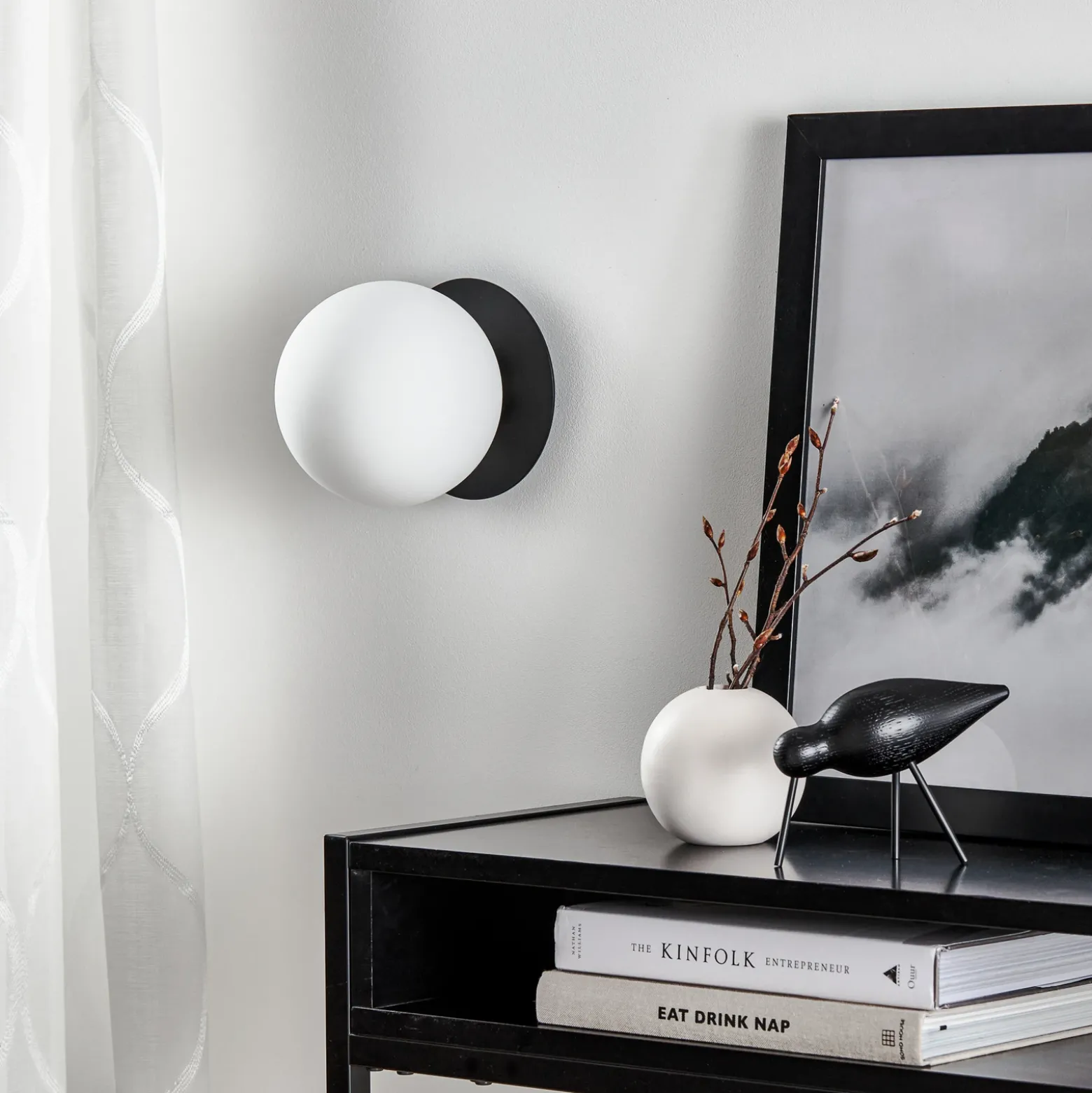 Aplique de pared Minerva K1 con borde metálico negro