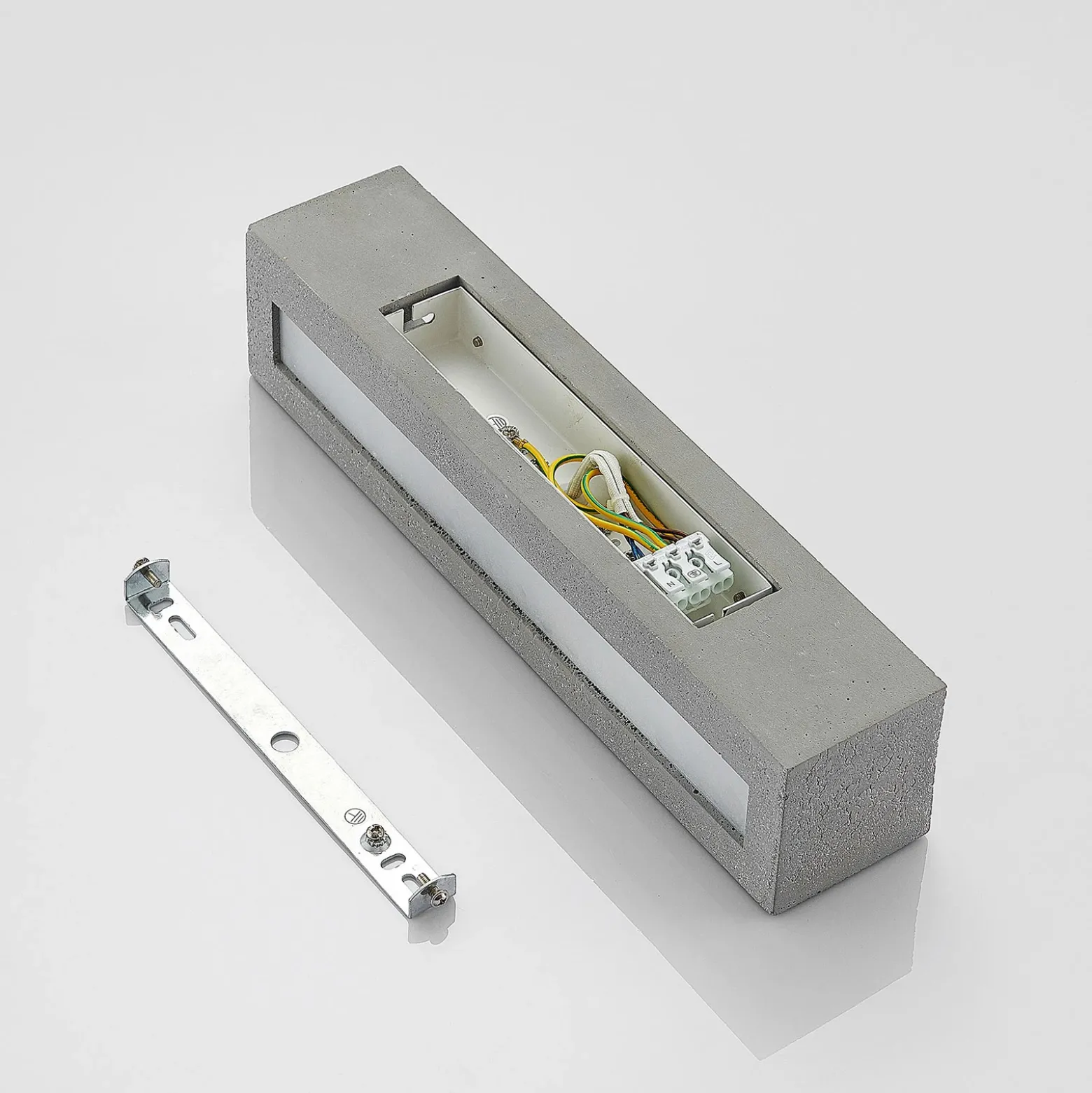 Aplique de pared Nellie de Lindby, gris, hormigón, 35,3 cm de ancho