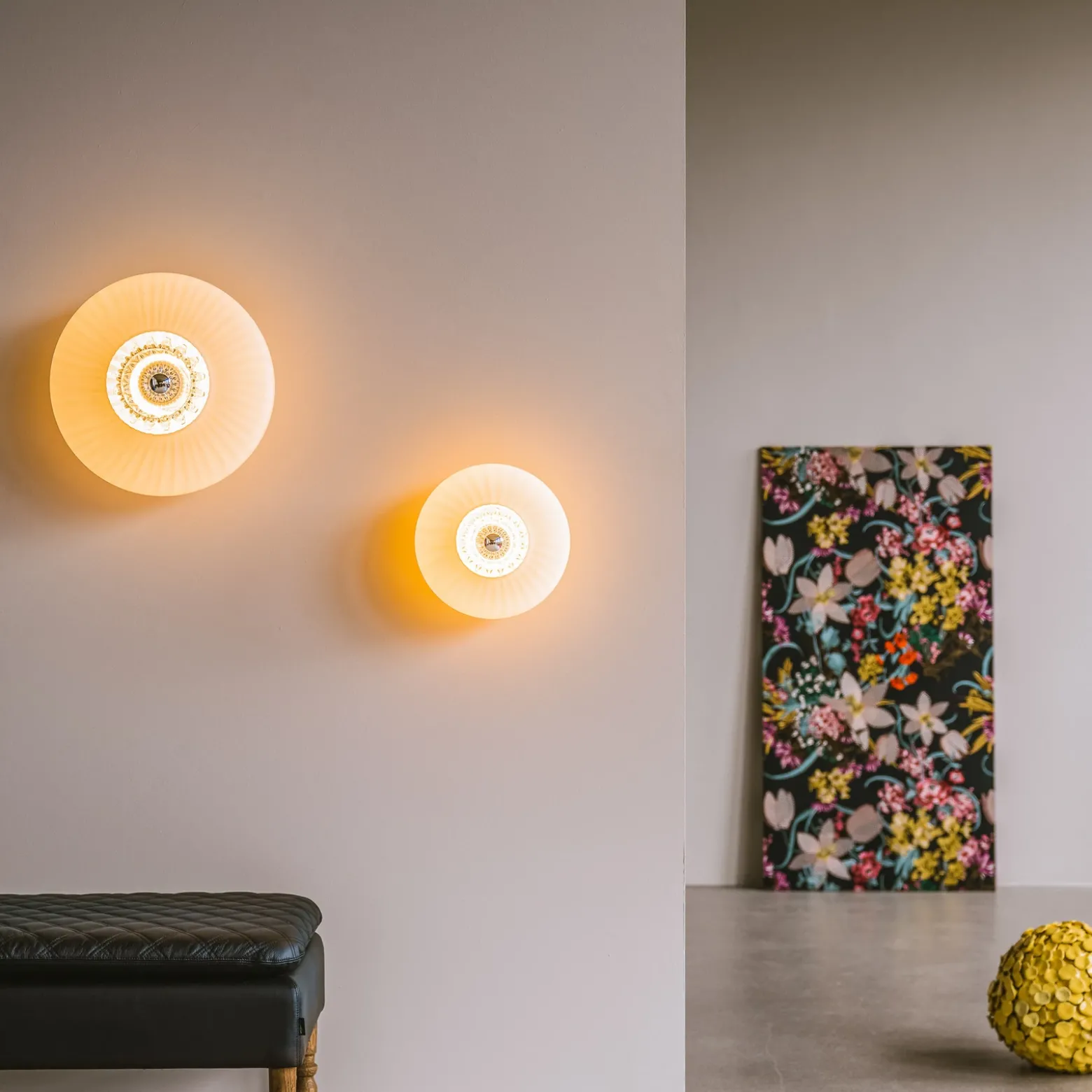 Aplique de pared New Wave Optic XL, blanco opalino, Eyeball, con enchufe