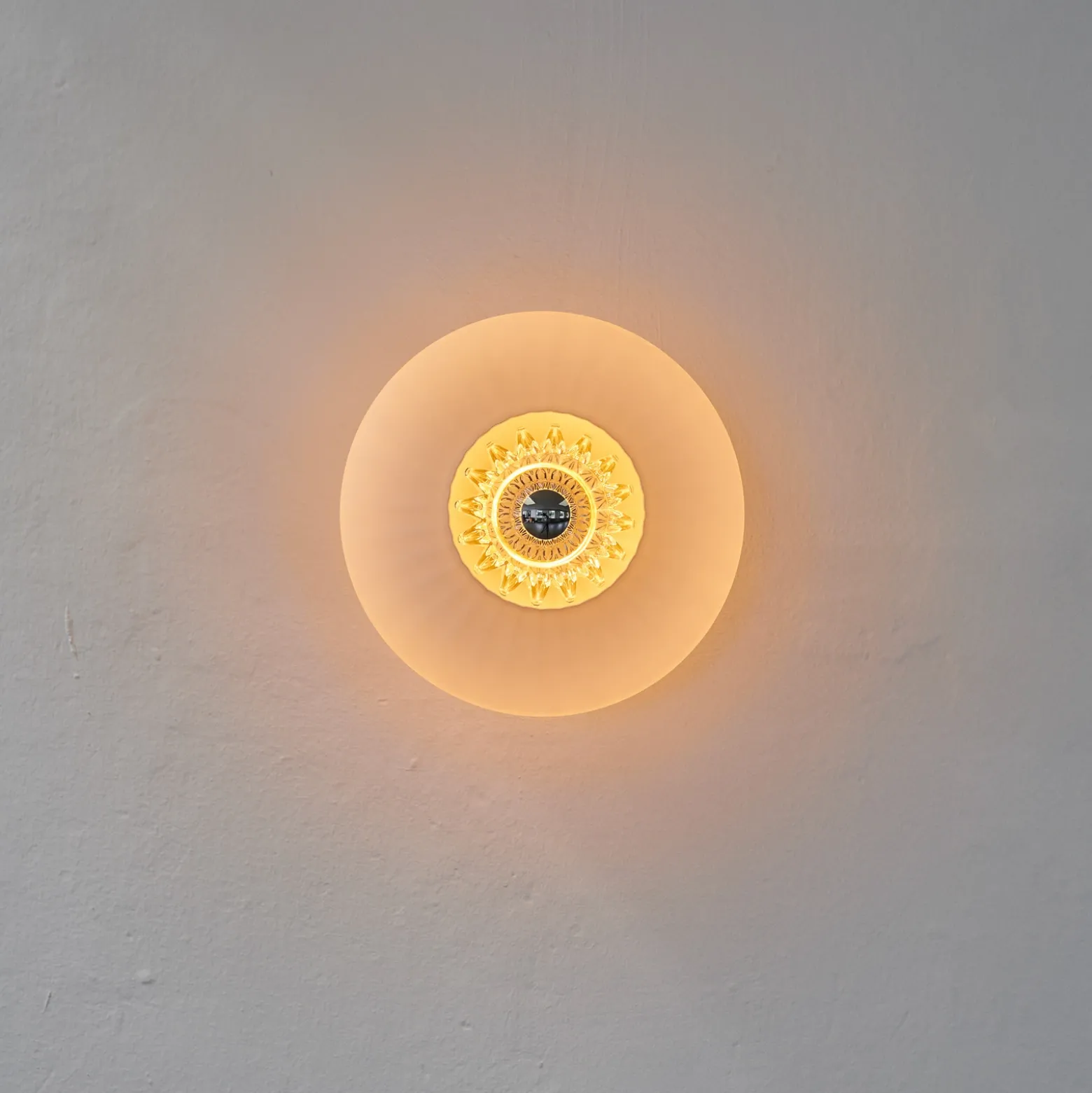 Aplique de pared New Wave Optic XL, blanco opalino, Eyeball, con enchufe