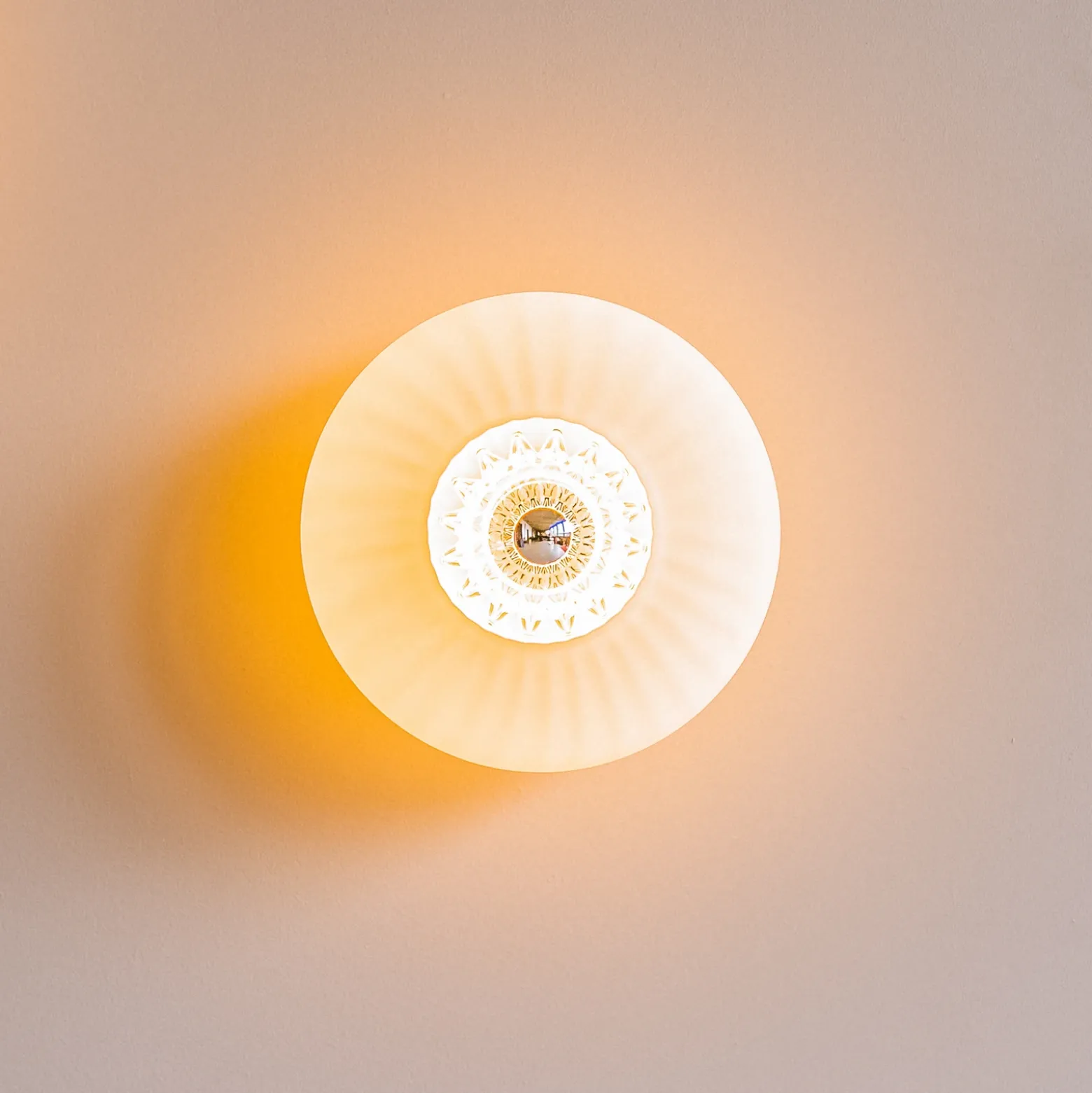 Aplique de pared New Wave Optic XL, blanco opalino, Eyeball, con enchufe