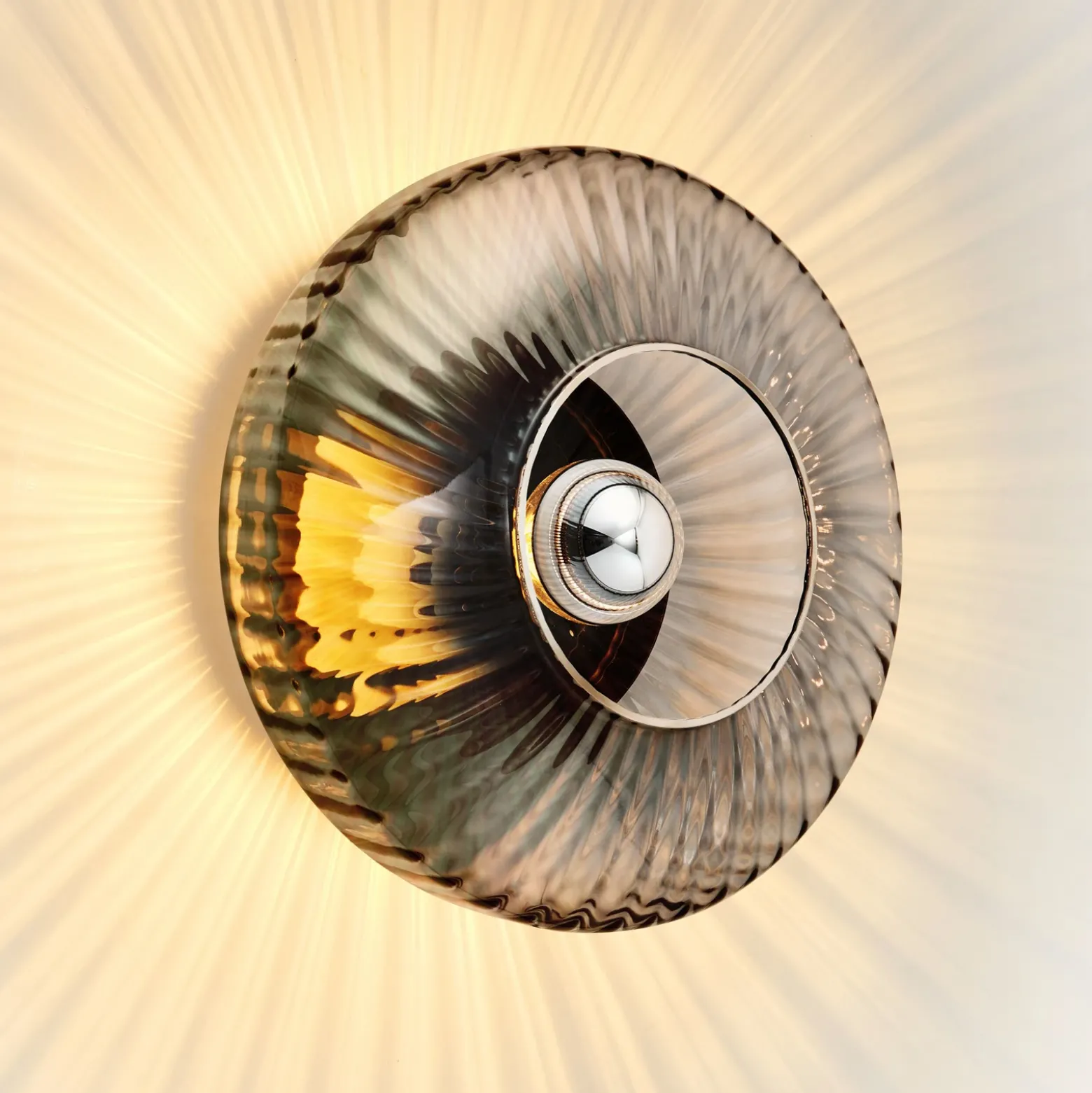 Aplique de pared New Wave Optic XL, gris humo, Eyeball, enchufe