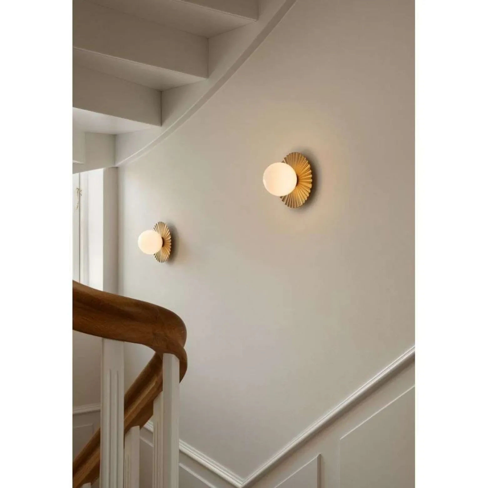 Aplique de pared Nuura Liila Muuse, Ø 20 cm, IP44, dorado/ópalo